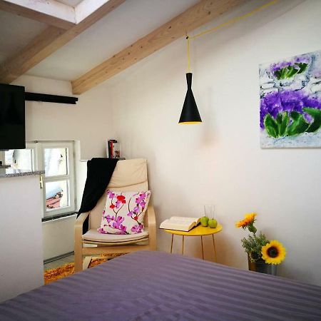 Cres Art Studio Kuning Apartment Buitenkant foto