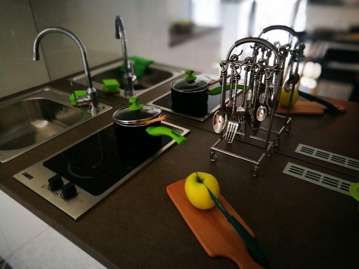 Cres Art Studio Kuning Apartment Buitenkant foto