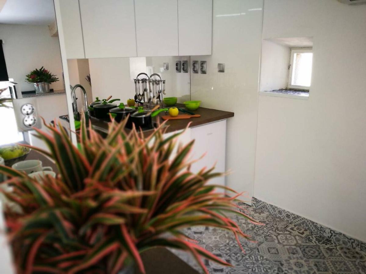 Cres Art Studio Kuning Apartment Buitenkant foto