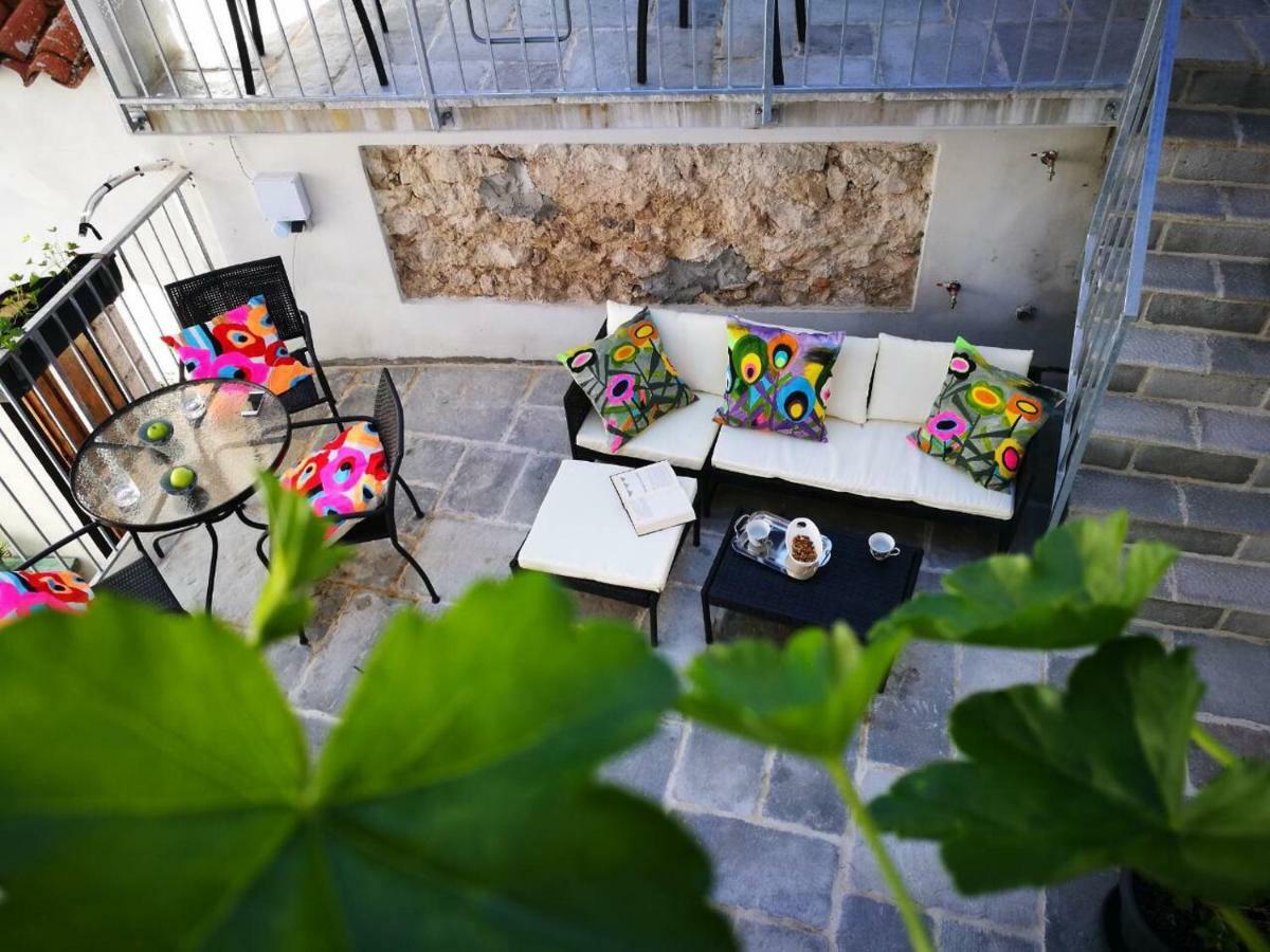 Cres Art Studio Kuning Apartment Buitenkant foto