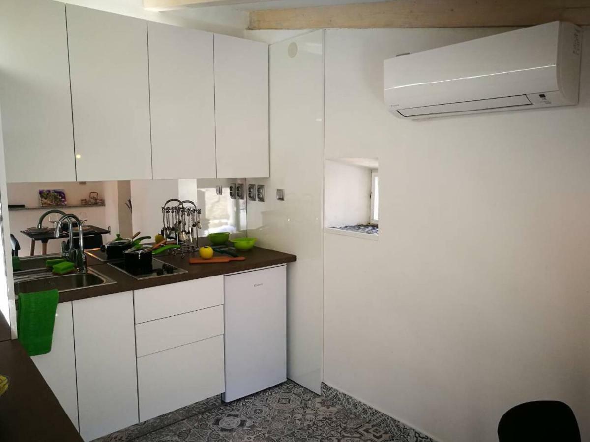 Cres Art Studio Kuning Apartment Buitenkant foto
